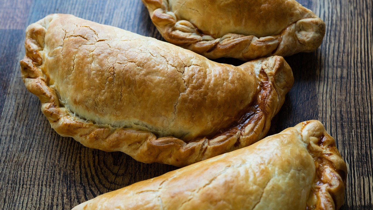 baking, delicious, filling, gourmet, british, beef, appetizer, ingredient, homemade, pastry, pie, pepper, pasty, steak, savory, puff, rustic, ale, cornish, big, crust, crimped, cornwall
